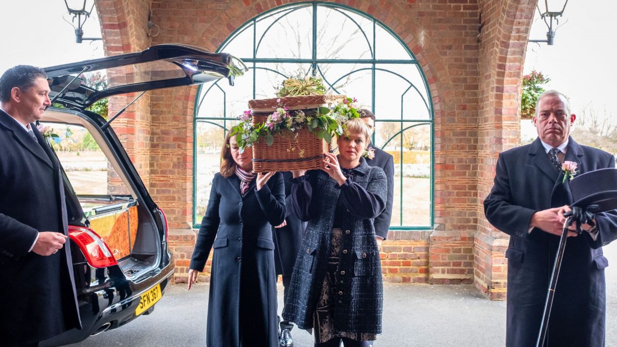 understanding-funeral-attire